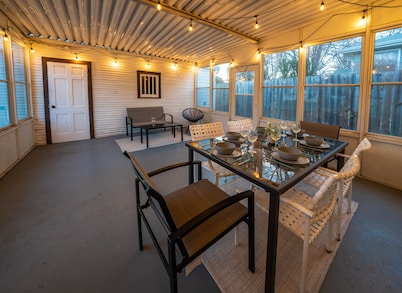 The Modern Bungalow, Near DTSF, Dog Friendly, Private Sauna