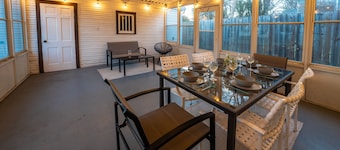 The Modern Bungalow, Near DTSF, Dog Friendly, Private Sauna
