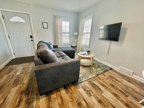 Smart TV, fireplace, table football, books - The Bungalow | Near DTSF | Dog Friendly | Sauna (Sioux Falls)