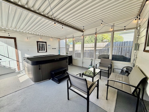 Modern Bungalow • Hot Tub, Sauna • Near Downtown