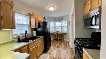 Jääkaappi, mikroaaltouuni, uuni, liesi