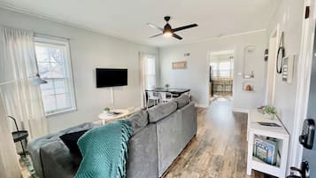 智能电视、壁炉、桌上足球、书