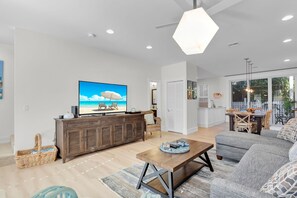 TV - ~Reel Paradise~Beautiful private townhouse in a small gated community. (Key West)