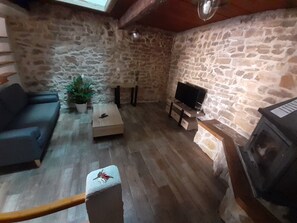 TV - Beautiful village house in Provence (Besse-sur-Issole)