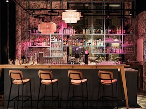2 bars/lounges, cocktail bar, rooftop bar