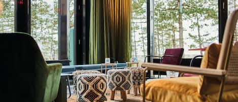 2 quầy bar/khu lounge, cocktail bar, bar ở tầng thượng