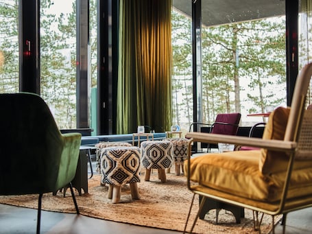 2 bars/lounges, cocktail bar, rooftop bar