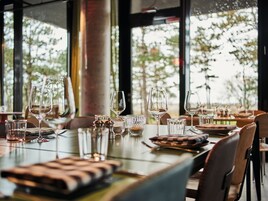 Breakfast, lunch, dinner served; Regional cuisine 