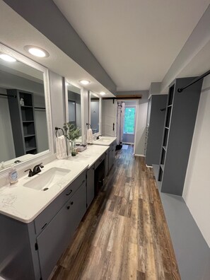 A modern bathroom with a long vanity, two sinks, and a large mirror. - 2BR 2Bath Condo Tree top view located at Lake Ouachita.. (Mount Ida)