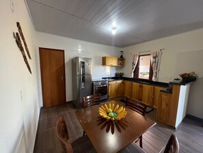 Family House | Private kitchen | Full-sized fridge, oven, stovetop, blender - Casa Aconchegante 5 Min Praia com Churrasqueira (Prado)