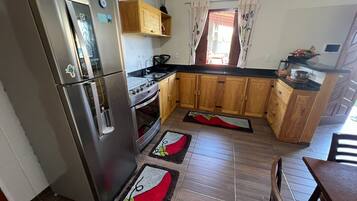 Rumah Keluarga | Dapur pribadi | Lemari es besar, oven, kompor, dan blender