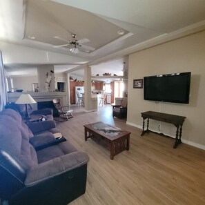 TV, fireplace, books - Your Desert Retreat...pets welcomed.
Long-term renter discounts available. (Fort Mohave)