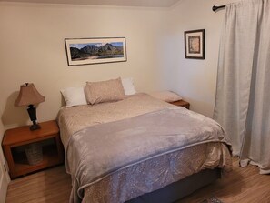 3 bedrooms, desk, iron/ironing board, free WiFi - Your Desert Retreat...pets welcomed.
Long-term renter discounts available. (Fort Mohave)