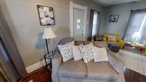 TV connectée, cheminée, lecteur de DVD, livres