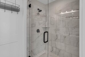Ensemble douche/baignoire, sèche-cheveux, serviettes fournies, savon
