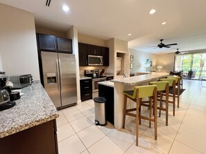 Een koelkast, een magnetron, een oven, een kookplaat