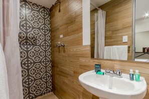 Quarto casal standard | Banheiro | Chuveiro, produtos de toalete de grife, toalhas de banho, sabonete