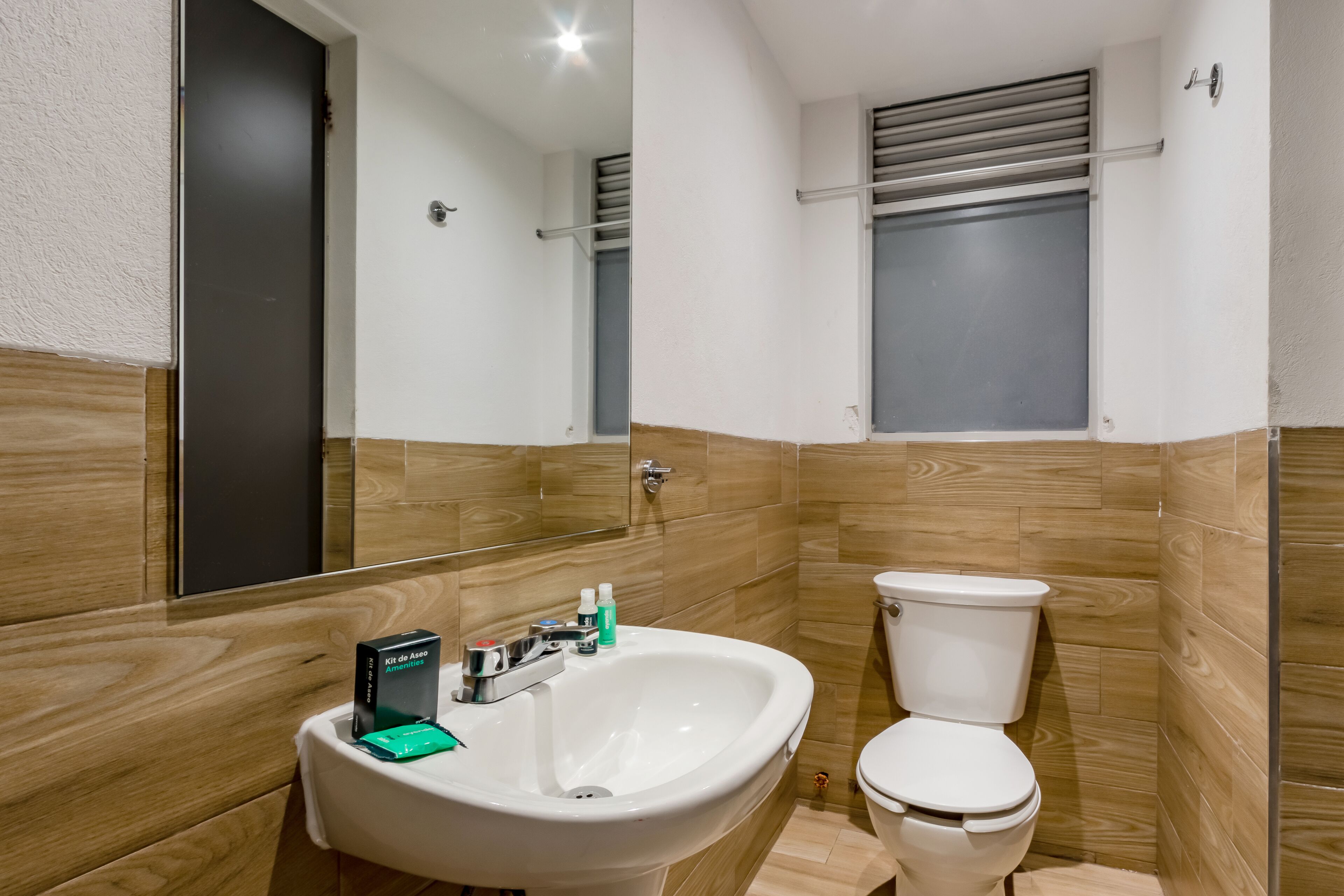 标准双人房 | 浴室 | 淋浴设施、名牌洗护用品、毛巾、肥皂