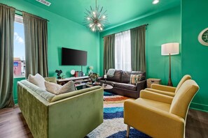 Smart TV - A "Swiftie" Sanctuary - Walk to Broadway + Rooftop (Nashville)