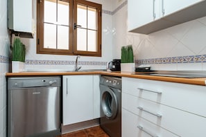 Een koelkast, een microgolfoven, een oven, een vaatwasser