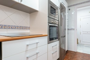 Een koelkast, een microgolfoven, een oven, een vaatwasser