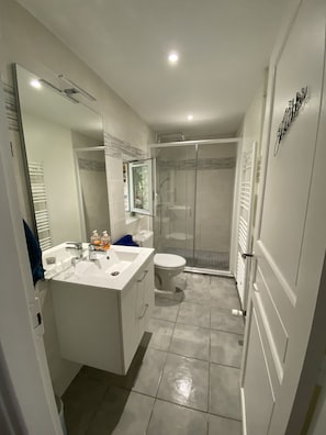 Dusche, Haartrockner, Handtücher, Seife