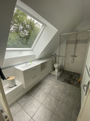 3 Schlafzimmer, Reisekinderbett, kostenloses WLAN, Bettwäsche