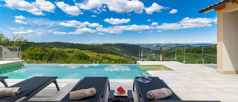 Una piscina al aire libre, una piscina climatizada