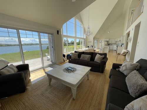 Stunning Waterfront Property With Hot Tub & Outdoor Dining