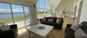 Stunning Waterfront Property With Hot Tub & Outdoor Dining