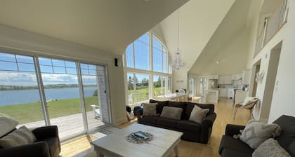 Stunning Waterfront Property With Hot Tub & Outdoor Dining