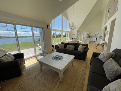 Stunning Waterfront Property With Hot Tub & Outdoor Dining