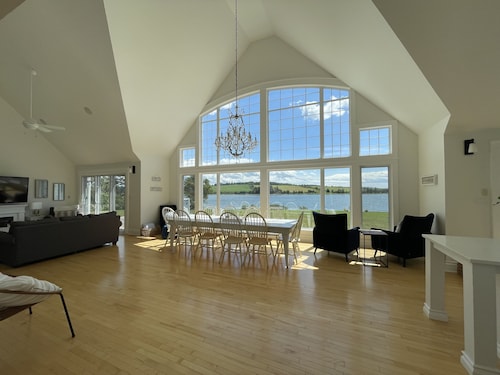 Stunning Waterfront Property With Hot Tub & Outdoor Dining