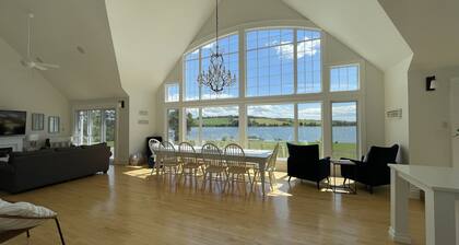 Stunning Waterfront Property With Hot Tub & Outdoor Dining