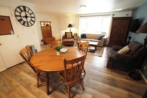 TV - Wooded river retreat near Mt. Bachelor and Bend (Bend)