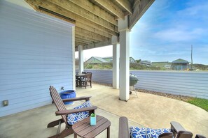 Outdoor dining - Sea the View Casita with ADA access (Port Aransas)