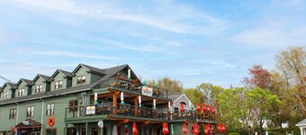 Cozy 2BR Getaway Steps from Lake Winnipesaukee