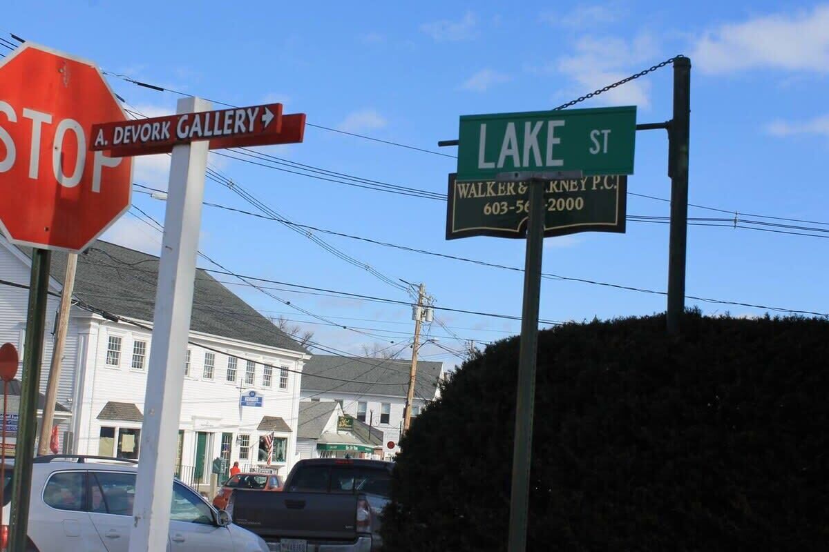 Gatuskyltar för ”A. Devork Gallery” och ”Lake St”, samt en skylt för företaget ”Walker & Kney P.C.”.
