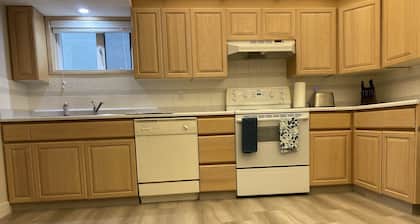 Luxury Foothills Suite - Amazing Views, Excellent Location, well appointed