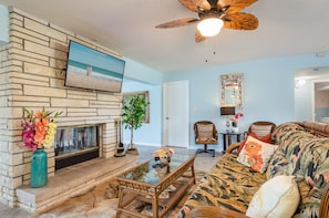 Smart-TV, Kamin, Bücher