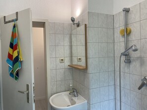 Dusche, Haartrockner, Handtücher