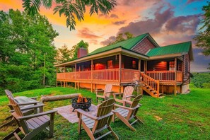 Terrace/patio - COZY cabin | Hot Tub | Game Room | GREAT VIEWS | 3BR (Sevierville)