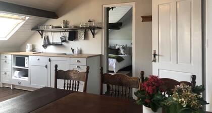 110m2 Luxury Loft Apartment :TV Lounge, Kitchen, 3-Bedrooms all Private Bathroom