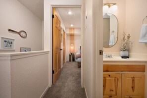 Vasca, asciugacapelli, asciugamani, sapone