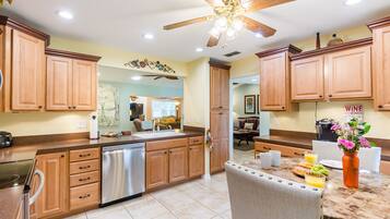 KylskÄp, mikrovÄgsugn, ugn och spishÀll