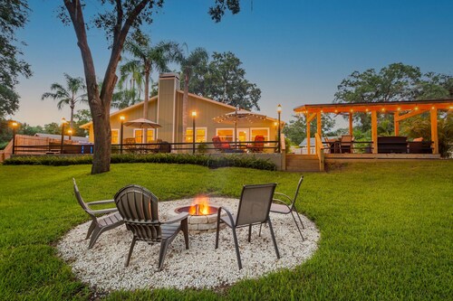 Tropical Retreat near beaches with amazing Pool, Cabana, Hot Tub & Patio areas!