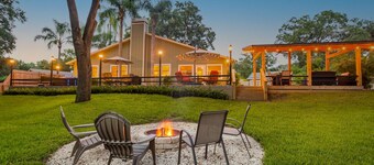 Tropical Retreat near beaches with amazing Pool, Cabana, Hot Tub & Patio areas!