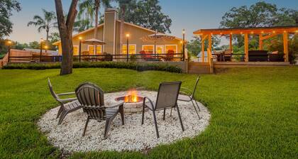 Tropical Retreat near beaches with amazing Pool, Cabana, Hot Tub & Patio areas!