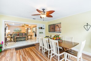 Dining - Tropical Retreat near beaches with amazing Pool, Cabana, Hot Tub & Patio areas! (Palm Harbor)