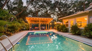 Utomhuspool och uppvÀrmd pool